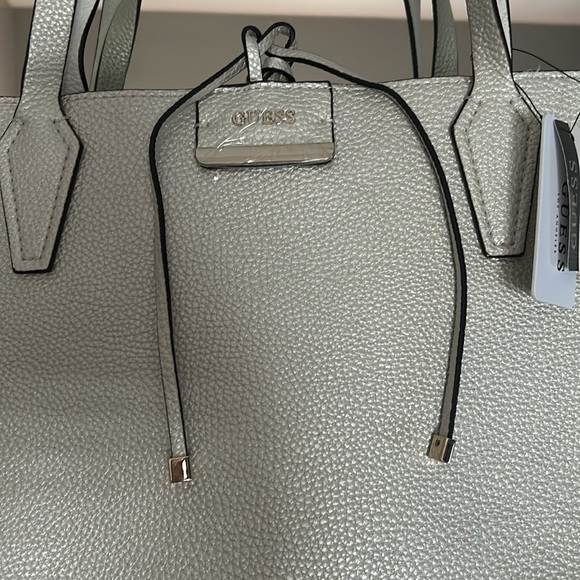 Brand NWT. Cute Guess Bag. - Picture 3 of 4
